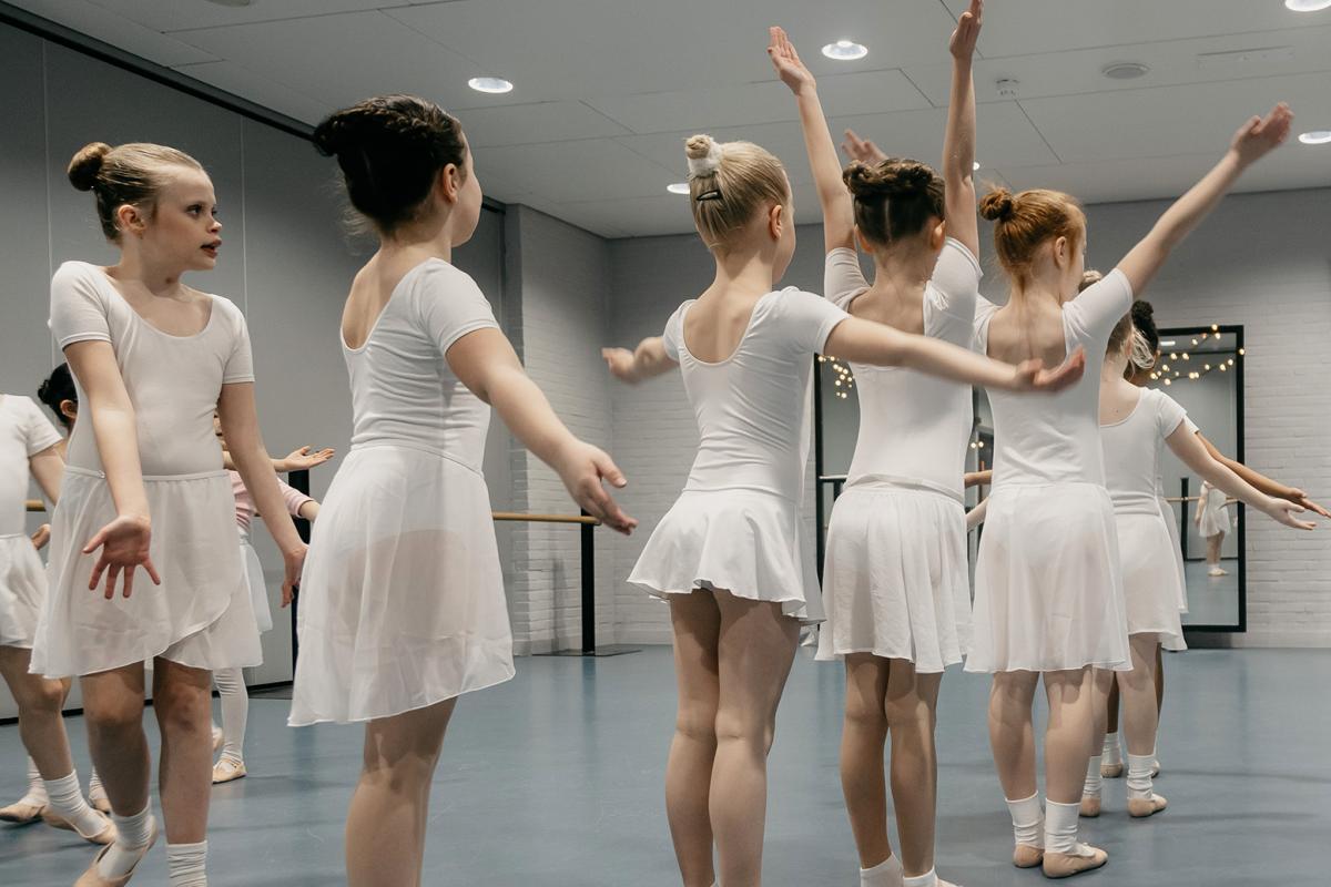 Dance with Joy - door Arjenne Niessink