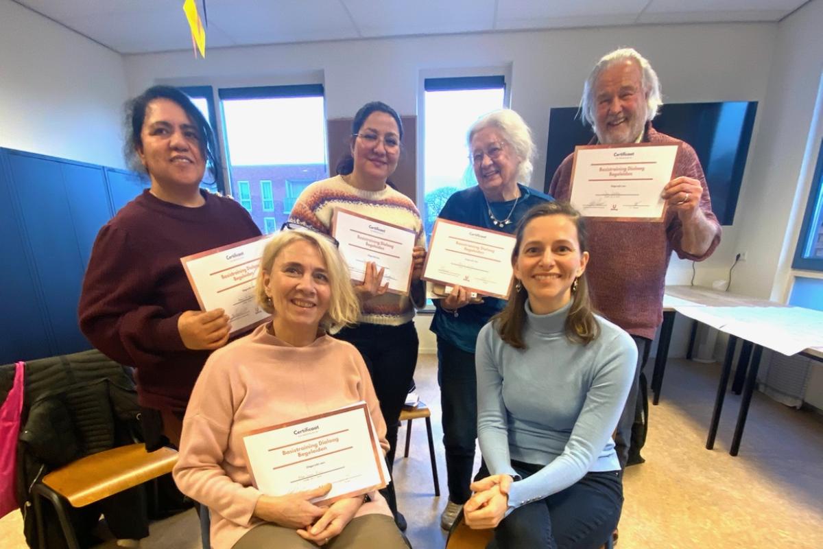 Deelnemers aan Basistraining Dialoog begeleiden