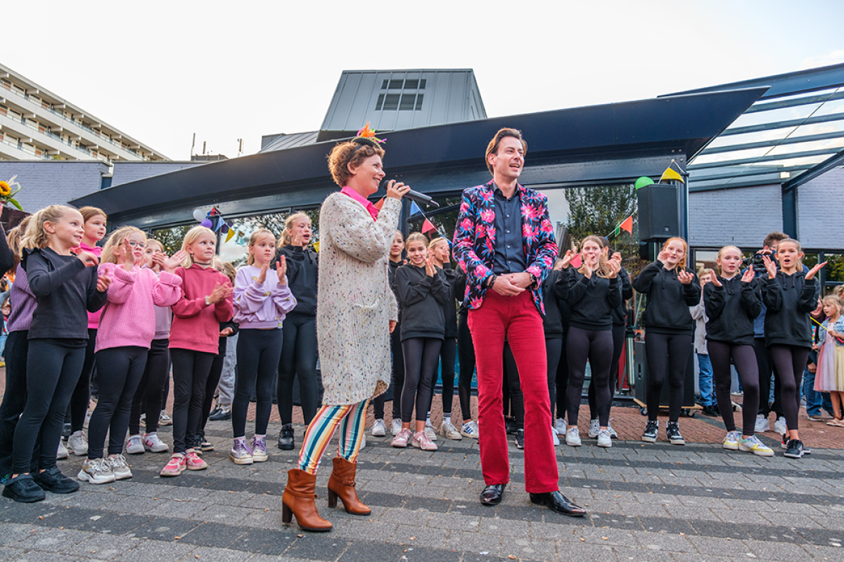 Cultuurmakelaar Nicoline samen met wethouder Dylan Lochtenberg tijdens Lampegietersavond