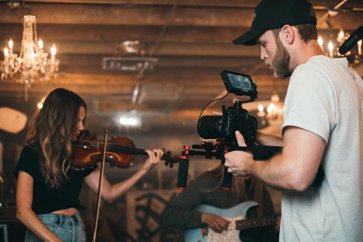 Cameraman filmt dame die viool speelt