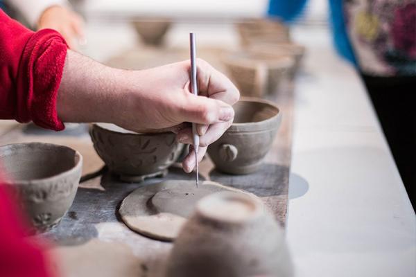 Keramiekcursus: Basis, handvormen, en draaien