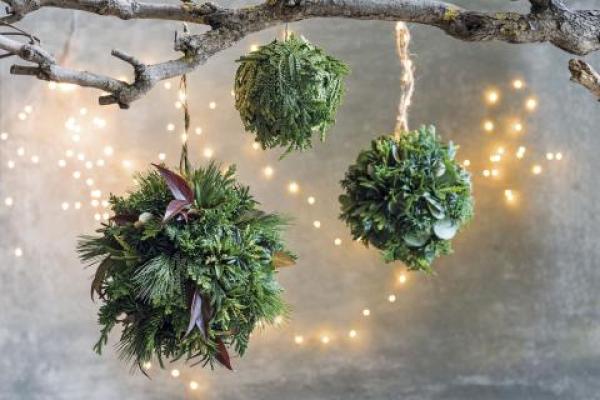 Bloemschikken op een kerstbal bij Vlow0318