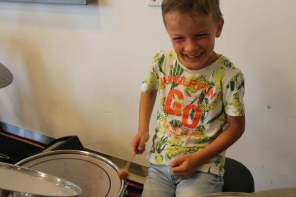 Music Lab - cursist op drums