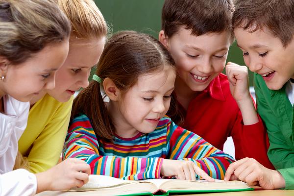 Kinderen kijken naar activiteiten uit boekje