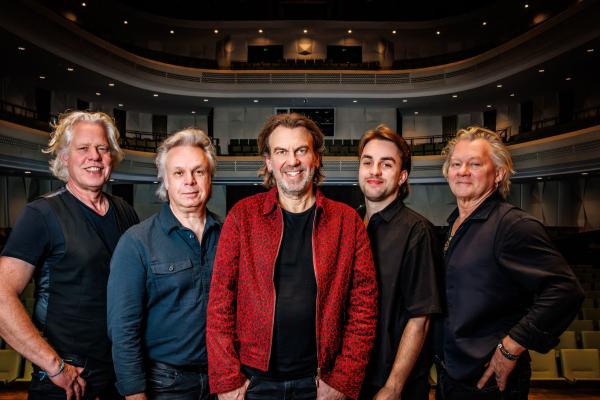 Coming on strong - Onze Earring