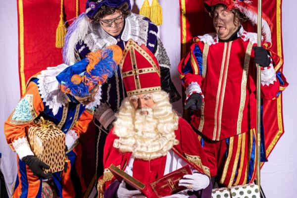 Sinterklaas bezoekt winkelcentrum de Ronde Erf.
